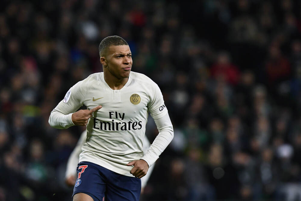 理想汽车官宣明天揭晓品牌代言人，网友猜测为易烊千玺